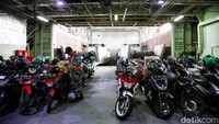 Bukan hanya pemudik, KRI ini pun turut mengangkut sebanyak 260 unit sepeda motor.   