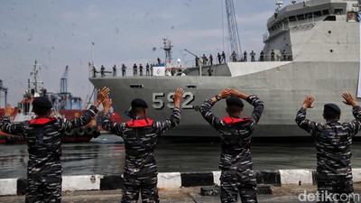 Antusias Warga Mudik Gratis dengan Kapal Perang TNI AL