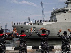 Antusias Warga Mudik Gratis dengan Kapal Perang TNI AL