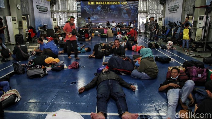 Ratusan pemudik menaiki KRI Banjarmasin-592 di kawasan Mako Kolinlamil, Tanjung Priok, Jakarta Utara, Selasa (18/4/2023).