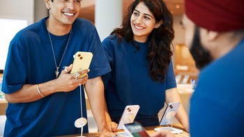Para pegawai Apple Store India siap menyambut pengunjung dengan ramah. Kelas menengah India semakin tumbuh, khususnya di Mumbai dan Delhi. Mereka semakin banyak membeli smartphone mahal seperti iPhone. Foto: Apple