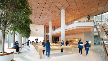 Interior Apple Store Mumbai yang minimalis dan elegan, serta banyak material dari kaca seperti halnya Apple Store di negara-negara lain. Foto: Apple