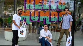 Para fanboy Apple sudah berpose sebelum toko dibuka secara resmi. Foto: Getty Images