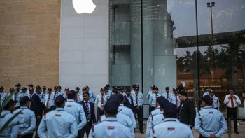 Tampak cukup banyak tenaga keamanan dikerahkan menjelang pembukaan sebagai antisipasi pengunjung yang melimpah. Apple ingin meningkatkan penjualan dan juga manufaktur iPhone di India yang menurut para analis mirip dengan strateginya ketika pertama kali masuk China, yang sekarang jadi salah satu pasar terbesarnya. Foto: Getty Images