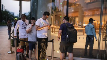 Pengunjung mengantre tak sabar untuk memasuki Apple Store. Apple mengklaim Apple Store ini adalah salah satu lokasi paling hemat energi di dunia, memiliki sistem energi matahari khusus dan tak bergantung pada bahan bakar fosil untuk pengoperasian. Apple mengklaim, Apple BKC menggunakan 100% energi terbarukan. Foto: Getty Images