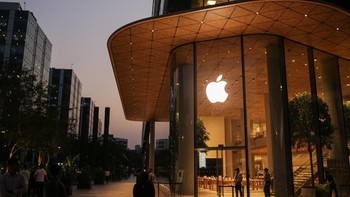 Apple resmi membuka Apple Store pertamanya di India, yang terletak di mall Jio World Drive di Bandra Kurla Complex, di kota bisnis Mumbai. Foto: Getty Images