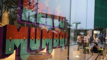 Di salah satu sudutnya, tertulis Hello Mumbai. Ternyata Apple akan membuka dua Apple Store sekaligus, yang berikutnya berlokasi di ibu kota New Delhi. Foto: Getty Images