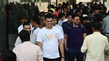 Ini para pengunjung semakin ramai di Apple Store India. Belakangan ini, pasar smartphone premium makin menggeliat di China. Menurut Counterpoint Research, HP seharga USD 400 atau lebih sekarang punya pasar 10%, dibandingkan 4% saat masa pandemi. Foto: Getty Images
