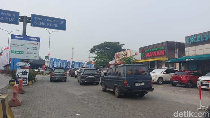 Area istirahat (rest area) di Km 57 Tol Jakarta-Cikampek mulai ramai sore ini. Sejumlah kendaraan terlihat memadati setiap lahan parkir yang tersedia. (Rumondang N/detikcom)