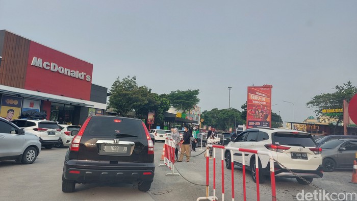 Area istirahat (rest area) di Km 57 Tol Jakarta-Cikampek mulai ramai sore ini. Sejumlah kendaraan terlihat memadati setiap lahan parkir yang tersedia. (Rumondang N/detikcom)