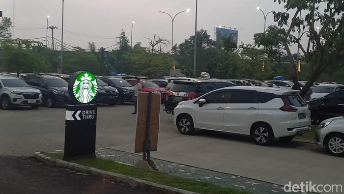 Area istirahat (rest area) di Tol Kanci-Pejagan Km 228 ramai didatangi pemudik. Rest Area mulai ramai jelang jam buka puasa. (dok pribadi/Giri)