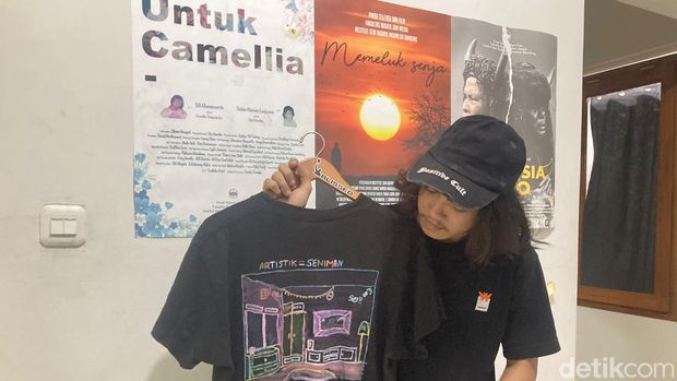 Baju 'Lagi Syuting' garapan Andika (21) alias Komeng