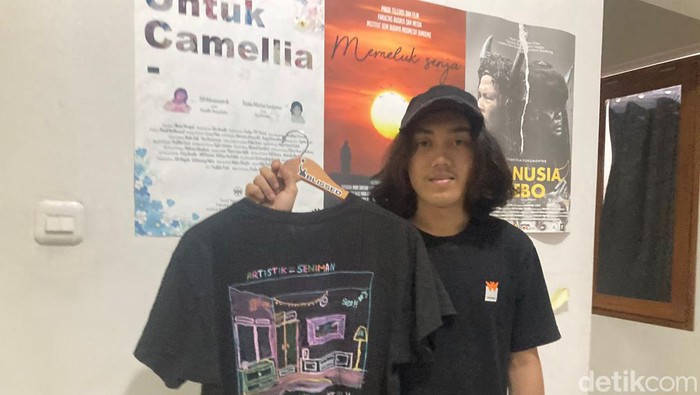 Baju Lagi Syuting garapan Andika (21) alias Komeng