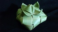 Ketupat ini bikin sayang dimakan. Bentuknya cantik karena dianyaman berbentuk bunga yang mekar. Foto: Instagram/Twitter