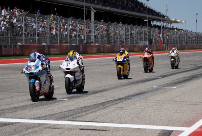 AUSTIN, TEXAS - APRIL 16: Bo Bendsneyder of Netherlands and Pertamina Mandalika SAG Team celebrates the third place under the podium with team during the Moto2 race during the MotoGP Of The Americas - Race on April 16, 2023 in Austin, Texas.   Mirco Lazzari gp/Getty Images/AFP (Photo by Mirco Lazzari gp / GETTY IMAGES NORTH AMERICA / Getty Images via AFP)