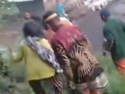 Screenshot warga menggotong jasad Amirullah (25) yang tewas gantung diri di Kabupaten Bima.