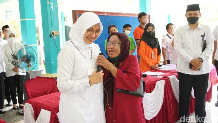 Bupati Banyuwangi Ipuk Fiestiandani saat menyapa penerima bansos.