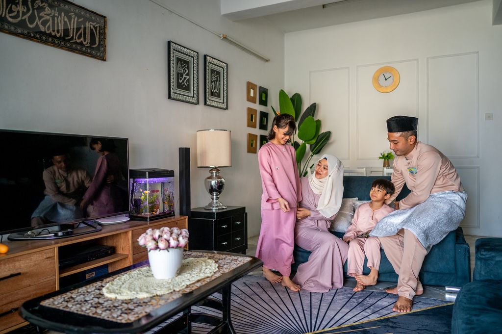 Dekorasi Rumah Lebaran 2023 White candle in a golden framed glass as centrepiece of a table decor