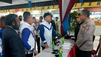 Organisasi Sayap (Orsap) Partai Demorkat yang di gawangi Michael Wattimena Ketua Umum IMDI, anggota DPR RI yang juga Sekjend IMDI dan anggota Komisi V Willem Wandik memantau langsung Terminal Kampung Rambutan. Kehadiran mereka tidak hanya memantau posko terpadu, loket dan juga memberikan makanan kepada pemudik yang akan pulang ke Cilacap, Jawa Tengah.