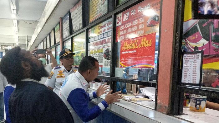 Demokrat Tetiba Sambangi Terminal Kampung Rambutan, Ada Apa? Berbagai persiapan yang dilakukan pemerintah dalam menghadapi arus mudik lebaran tahun 2023. Terlebih mudik lebaran Idul Fitri 1444 H akan berbeda dari tahun sebelumnya, pasalnya pasca Covid-19 di prediksi akan terjadi lonjakan mudik lebaran. Lonjakan mudik lebaran tahun ini menjadi perhatian serius Insan Muda Demokrat Indonesia (IMDI) Partai Demokrat.