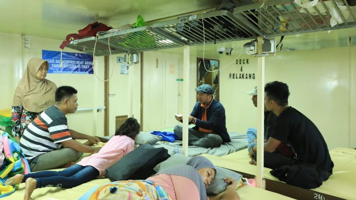 Direktur Usaha Angkutan Barang dan Tol Laut Pelni Direktur Usaha Angkutan Barang dan Tol Laut Yossianis Marciano (kiri) memiliki cara yang berbeda demi mendapatkan kritik dan saran secara langsung dari pelanggan kapal PELNI pada agenda Monitoring Mudik Lebaran 2023 di KM Lawit rute Kumai - Surabaya, Minggu (17/4).