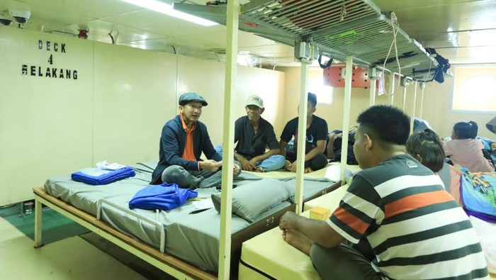 Direktur Usaha Angkutan Barang dan Tol Laut Yossianis Marciano (kiri) memiliki cara yang berbeda demi mendapatkan kritik dan saran secara langsung dari pelanggan kapal PELNI pada agenda Monitoring Mudik Lebaran 2023 di KM Lawit rute Kumai - Surabaya, Minggu (17/4).
