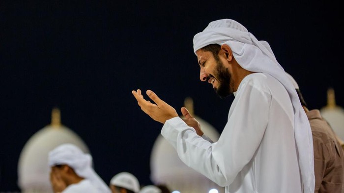 ABU DHABI, UNITED ARAB EMIRATES - APRIL 18: Muslims gather at the Sheikh Zayed Grand Mosque on the night of Laylat al-Qadr to perform prayer in Abu Dhabi, United Arab Emirates on April 18,2023. (Photo by Mohamed Zarandah/Anadolu Agency via Getty Images)