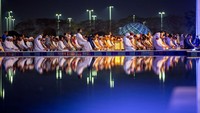 Begini suasana salam malam di Masjid Agung Sheikh Zayed di Abu Dhabi, Uni Emirat Arab, 17 April 2023.