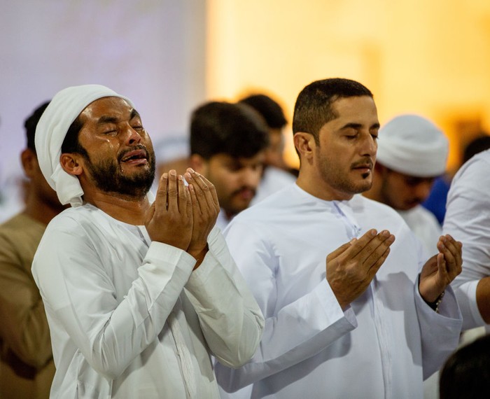 ABU DHABI, UNITED ARAB EMIRATES - APRIL 18: Muslims gather at the Sheikh Zayed Grand Mosque on the night of Laylat al-Qadr to perform prayer in Abu Dhabi, United Arab Emirates on April 18,2023. (Photo by Mohamed Zarandah/Anadolu Agency via Getty Images)
