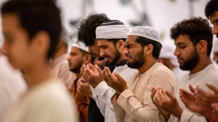 ABU DHABI, UNITED ARAB EMIRATES - APRIL 18: Muslims gather at the Sheikh Zayed Grand Mosque on the night of Laylat al-Qadr to perform prayer in Abu Dhabi, United Arab Emirates on April 18,2023. (Photo by Mohamed Zarandah/Anadolu Agency via Getty Images)
