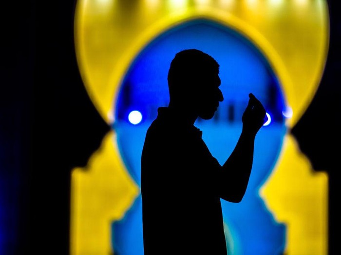 ABU DHABI, UNITED ARAB EMIRATES - APRIL 18: Muslims gather at the Sheikh Zayed Grand Mosque on the night of Laylat al-Qadr to perform prayer in Abu Dhabi, United Arab Emirates on April 18,2023. (Photo by Mohamed Zarandah/Anadolu Agency via Getty Images)