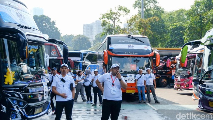 Erick Thohir Lepas Rombongan Mudik Gratis BUMN di GBK Menteri BUMN Erick Thohir bersama Menhub Budi Karya Sumadi dan Kakorlantas Polri Irjen Firman Santyabudi melepas rombongan mudik gratis bersama BUMN 2023 di ring road Gelora Bung Karno (GBK), Jakarta, Selasa (18/4/2023).