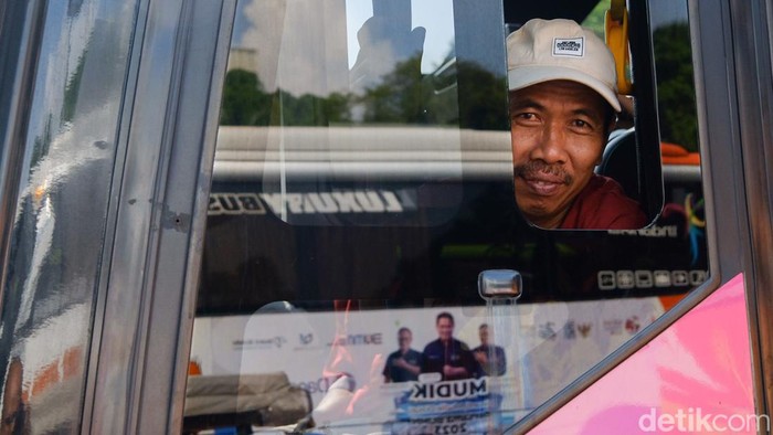 Menteri BUMN Erick Thohir bersama Menhub Budi Karya Sumadi dan Kakorlantas Polri Irjen Firman Santyabudi melepas rombongan mudik gratis bersama BUMN 2023 di ring road Gelora Bung Karno (GBK), Jakarta, Selasa (18/4/2023).