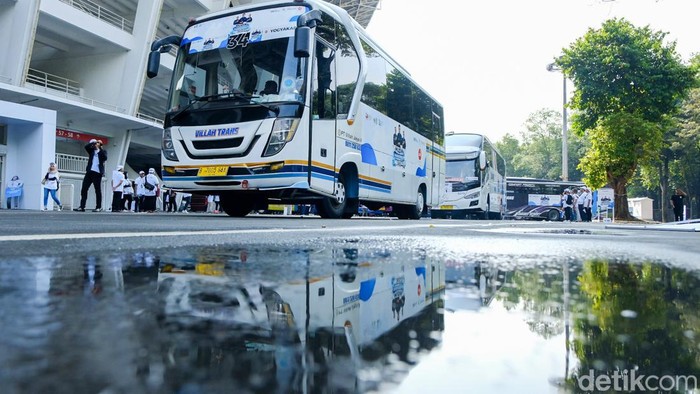 Menteri BUMN Erick Thohir bersama Menhub Budi Karya Sumadi dan Kakorlantas Polri Irjen Firman Santyabudi melepas rombongan mudik gratis bersama BUMN 2023 di ring road Gelora Bung Karno (GBK), Jakarta, Selasa (18/4/2023).