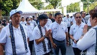 Dirut Telkomsel Hendri Mulya Syam (dua kiri) bersama Dirut Telkom Indonesia Ririek Adriansyah (dua kanan) menghadiri acara Pelepasan Mudik Bersama BUMN 2023.