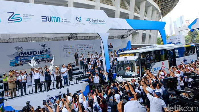 Erick Thohir Lepas Rombongan Mudik Gratis BUMN di GBK Menteri BUMN Erick Thohir bersama Menhub Budi Karya Sumadi dan Kakorlantas Polri Irjen Firman Santyabudi melepas rombongan mudik gratis bersama BUMN 2023 di ring road Gelora Bung Karno (GBK), Jakarta, Selasa (18/4/2023).