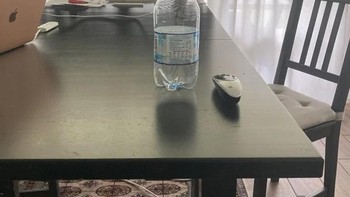 Sebuah Ilusi yang sederhana namun fantastis. Botol tampak melayang. Foto: Brightside