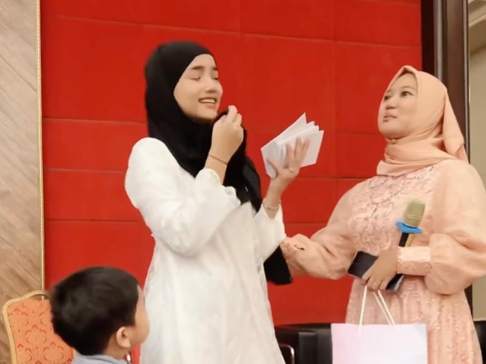 Penampilan Fuji saat berbagi dengan anak yatim.