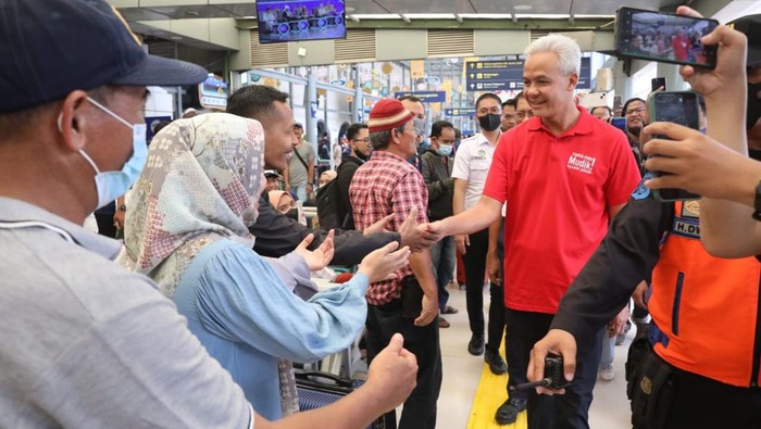 Ganjar Lepas 608 Peserta Mudik Gratis Kloter Kedua Rute Jakarta-Solo
