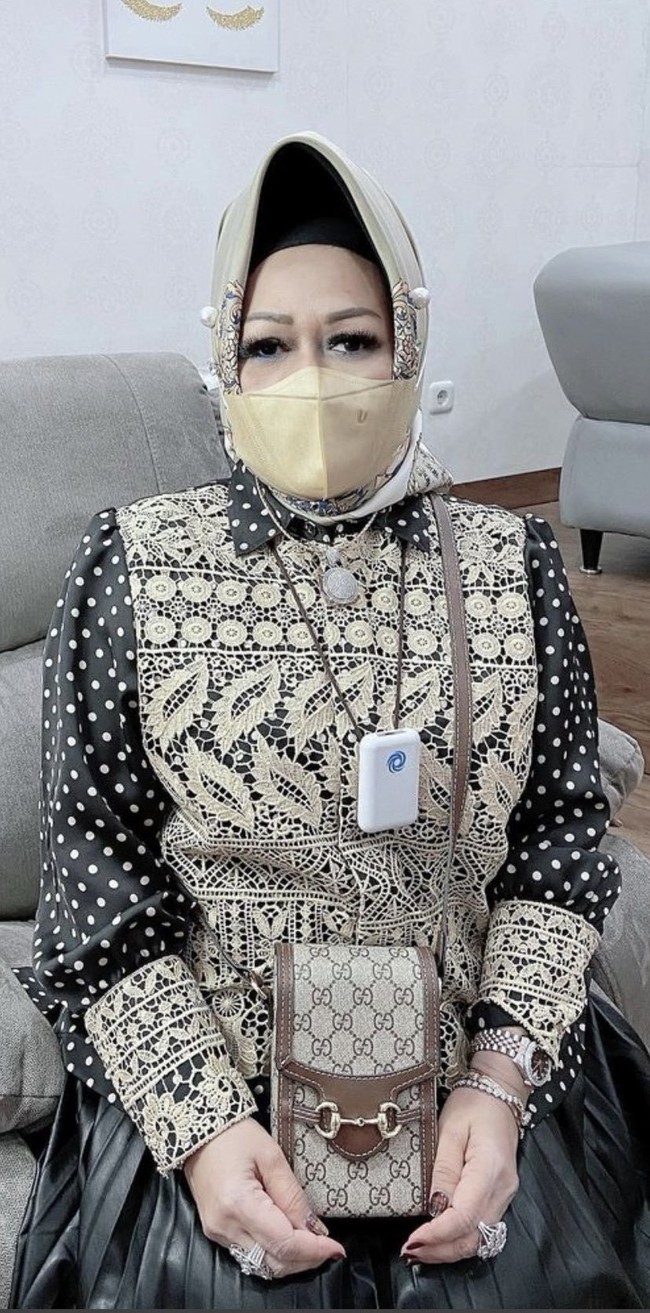 Gaya mewah Reihana viral berawal dari akun Twitter @PartaiSocmed dan langsung ramai menjadi perbincangan. Dalam keterangan unggahannya akun Twitter tersebut menyebut jika harga second dari tas yang dikenakan Reihana itu bisa mencapai Rp 200 juta. Foto: Dok. Twitter @PartaiSocmed.