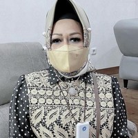 Gaya mewah Reihana viral berawal dari akun Twitter @PartaiSocmed dan langsung ramai menjadi perbincangan. Dalam keterangan unggahannya akun Twitter tersebut menyebut jika harga second dari tas yang dikenakan Reihana itu bisa mencapai Rp 200 juta. Foto: Dok. Twitter @PartaiSocmed.