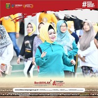 Sementara perbincangan warganet lebih pada jalanan Lampung yang rusak parah, banyak juga yang salfok dengan penampilan wanita satu ini. Foto: Dok. Instagram @dinkeslampung.