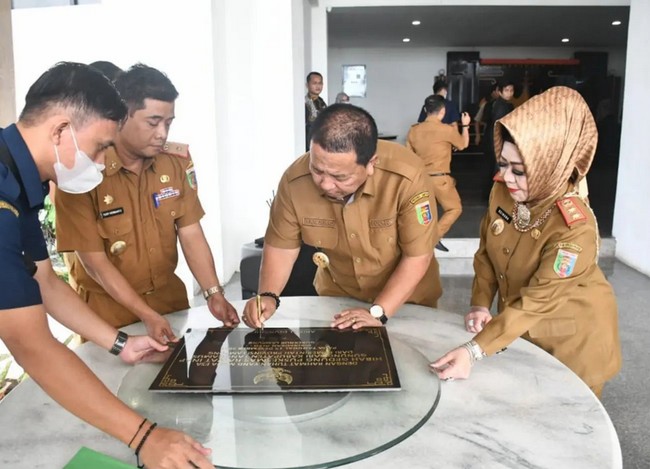 ”Kembali ke Lampung. Pejabat silih berganti, ada yg pensiun ada yg ketangkep KPK, tapi Reihana Kepala Dinas Kesehatan Provinsi Lampung tetap bertahan hampir 14 tahun tak tergantikan. Mana harga second tas Hermes Birkin-nya saja hampir 200 juta, belum baju LV-nya!” tulis keterangan akun Twitter @PartaiSocmed tersebut. Foto: Dok. Instagram @dinkeslampung.