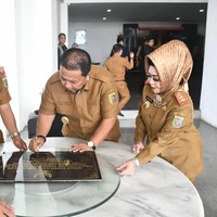 ”Kembali ke Lampung. Pejabat silih berganti, ada yg pensiun ada yg ketangkep KPK, tapi Reihana Kepala Dinas Kesehatan Provinsi Lampung tetap bertahan hampir 14 tahun tak tergantikan. Mana harga second tas Hermes Birkin-nya saja hampir 200 juta, belum baju LV-nya!” tulis keterangan akun Twitter @PartaiSocmed tersebut. Foto: Dok. Instagram @dinkeslampung.