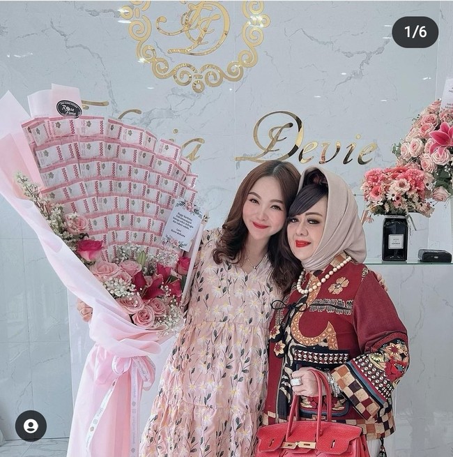 Sosok Reihana yang sedang menjadi perbincangan, akun Instagramnya @wijayantoreihana kini sudah dikunci. Warganet memberikan komentar tentang penampilannya di akun Twitter @Partai Socmed.”Jilbabnya kayak terowongan Casablanca, ucap pengguna TikTok @Cicicc26. “Ini kerudungnya gimana ceritanya 🙃🙃🙃, bingung akun @annaaaaajo. “Jambulnya setinggi harapan orang tua, saut akun @jayclentzz. “Ibuknya itu pake peci ya baru pake kerudung? penasaran akun @thericherr. Foto: Dok. Twitter @PartaiSocmed.