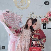 Sosok Reihana yang sedang menjadi perbincangan, akun Instagramnya @wijayantoreihana kini sudah dikunci. Warganet memberikan komentar tentang penampilannya di akun Twitter @Partai Socmed.”Jilbabnya kayak terowongan Casablanca, ucap pengguna TikTok @Cicicc26. “Ini kerudungnya gimana ceritanya 🙃🙃🙃, bingung akun @annaaaaajo. “Jambulnya setinggi harapan orang tua, saut akun @jayclentzz. “Ibuknya itu pake peci ya baru pake kerudung? penasaran akun @thericherr. Foto: Dok. Twitter @PartaiSocmed.