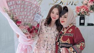8 Foto Gaya Hijab Kepala Dinkes Lampung yang Viral karena Tas Mewah