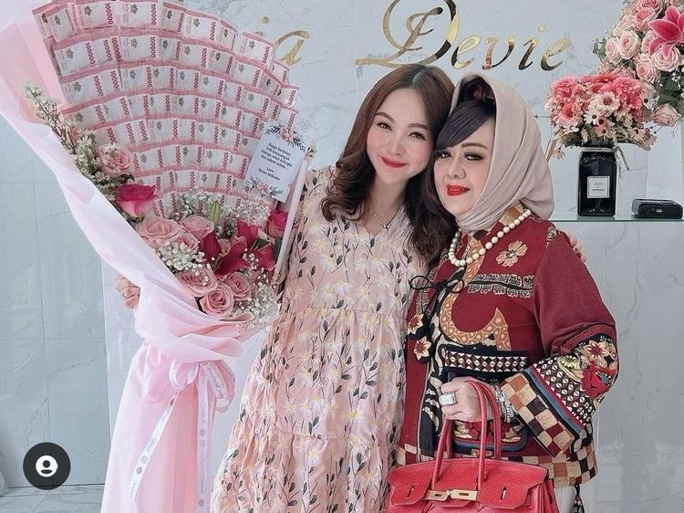 8 Foto Gaya Hijab Kepala Dinkes Lampung yang Viral karena Tas Mewah