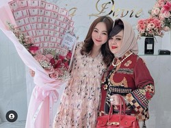 8 Foto Gaya Hijab Kepala Dinkes Lampung yang Viral karena Tas Mewah