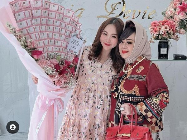 8 Foto Gaya Hijab Kepala Dinkes Lampung yang Viral karena Tas Mewah